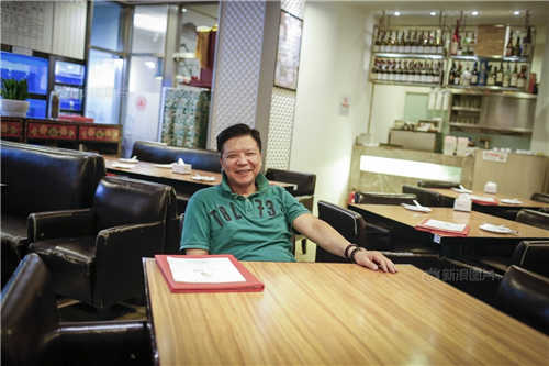 方先生是北京一家港式茶餐厅的老板，今年是他来北京的第10年。方先生的父亲在香港做餐厅起家，而他从小就在餐厅里帮忙，学习如何打理餐馆。随着香港的租金越来越高，2007年，方先生独自来到北京发展。